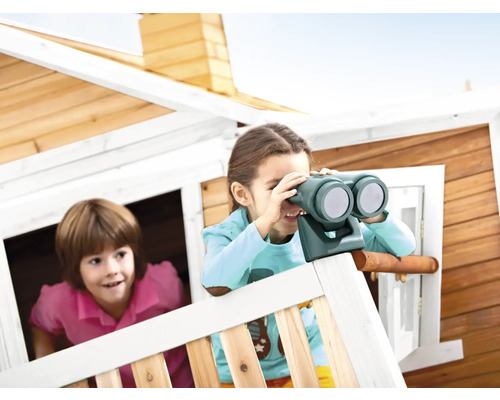 Zwei Kinder spielen in einem Holzspielhaus, eines davon mit einem Fernglas.