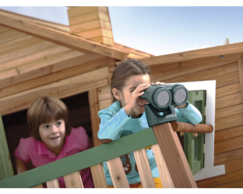 Zwei Kinder spielen im Holzspielhaus, ein Kind benutzt ein Spielzeugfernglas