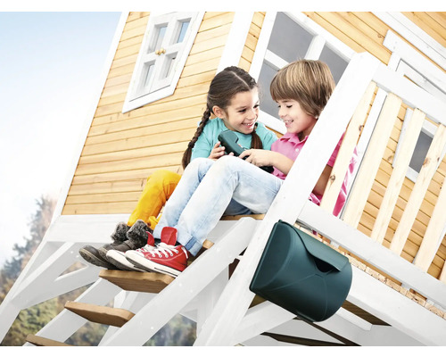 Deux enfants sont assis sur les marches d''une cabane en bois avec une boîte aux lettres