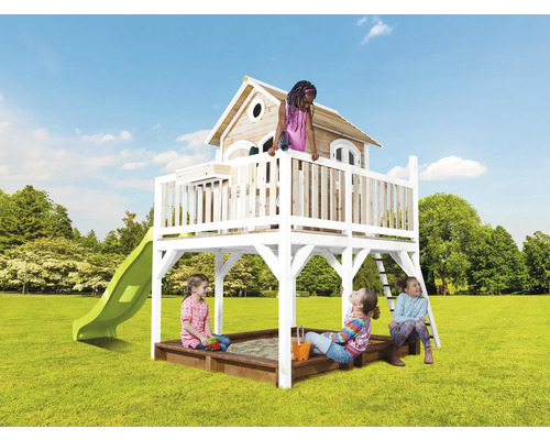 Spielhaus mit Rutsche, Sandkasten und Kindern im Garten