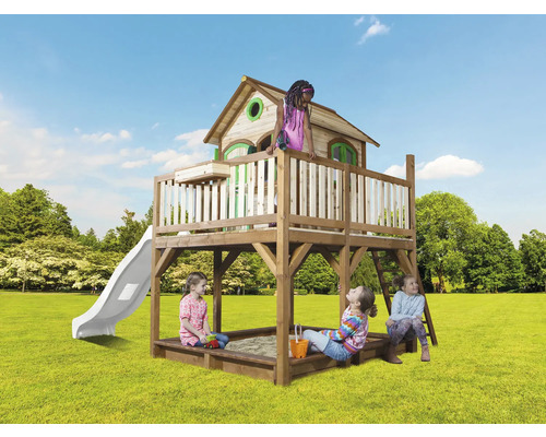 Spielhaus mit Sandkasten und Rutsche im Garten mit spielenden Kindern