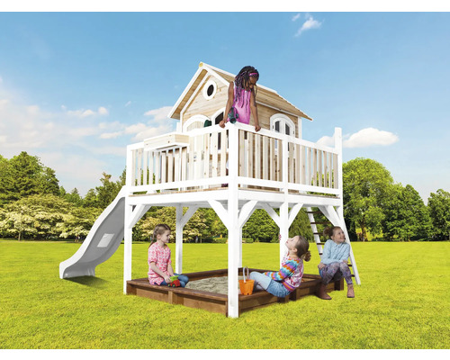 Spielturm mit Spielhaus, Rutsche und Sandkasten für Kinder im Garten.