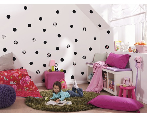 Chambre d''enfant avec stickers muraux, tapis et meubles pour filles