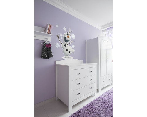 Chambre d''enfant avec commode blanche, armoire et sticker mural Olaf