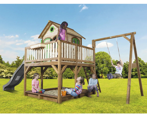 Holzspielplatz mit Rutsche, Schaukel und Sandkasten im Garten mit spielenden Kindern