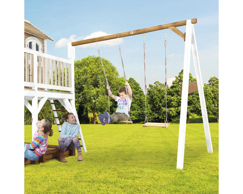 Balançoire pour enfants avec balançoires en bois sur une pelouse verte