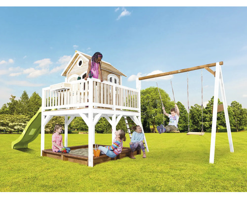 Aire de jeux avec cabane, balançoire et bac à sable dans le jardin