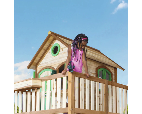 Mädchen auf einem Spielturm aus Holz mit Ausguck und Fernrohr