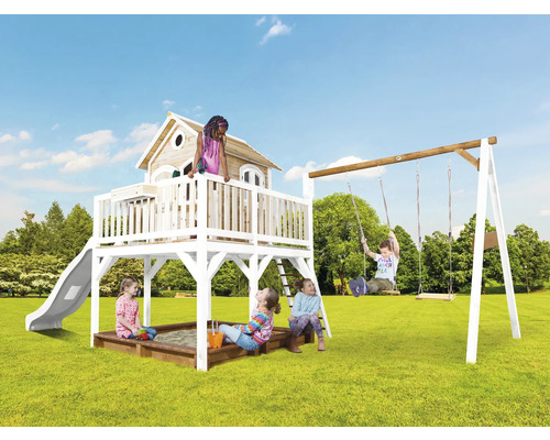 Aire de jeux pour enfants avec cabane, toboggan, balançoire et bac à sable dans le jardin