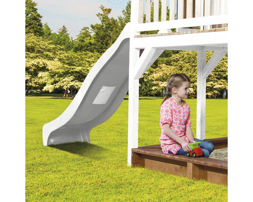 Aire de jeux avec toboggan et bac à sable dans le jardin.