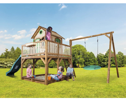 Spielturm mit Rutsche, Schaukel und Sandkasten im Garten mit spielenden Kindern