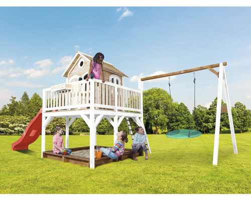 Spielplatz mit Spielhaus, Rutsche, Sandkasten und Schaukel für Kinder im Garten