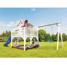 Aire de jeux avec cabane, toboggan, balançoire et bac à sable dans le jardin avec des enfants qui jouent