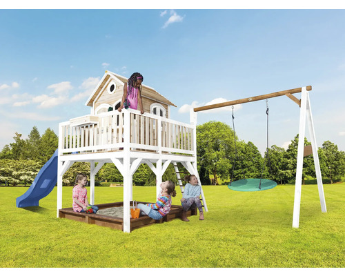 Aire de jeux avec cabane, toboggan, balançoire et bac à sable dans le jardin avec des enfants qui jouent