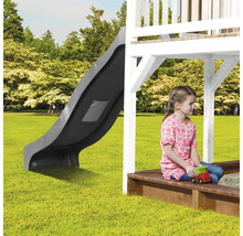 Aire de jeux avec toboggan et bac à sable dans le jardin