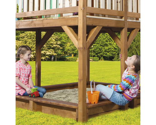 Sandkasten mit Spielhaus aus Holz und zwei spielenden Kindern
