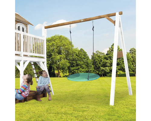 Kinderspielplatz mit Schaukel und zwei spielenden Kindern im Garten.