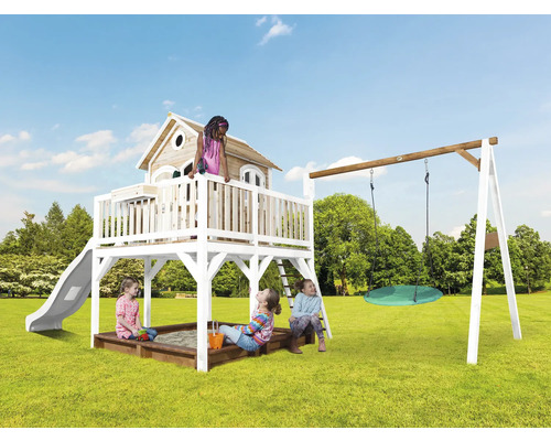 Spielplatz mit Spielhaus, Rutsche, Sandkasten und Schaukel für Kinder im Garten.