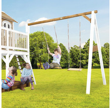 Des enfants jouent dans un jardin sur une aire de jeux en bois avec des balançoires.