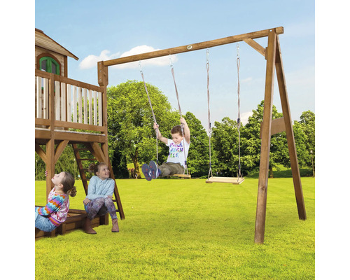 Holzspielplatz mit Schaukeln und Kindern im Garten