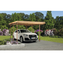 Carport aus Holz mit geparktem Auto im Garten