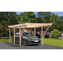 Ein hölzerner Carport mit einem Auto darunter im Freien.