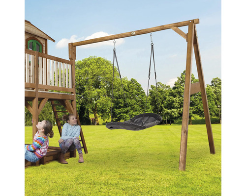 Holzschaukelgerüst mit Nestschaukel und spielenden Kindern im Garten