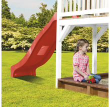 Aire de jeux avec toboggan rouge et bac à sable avec enfant jouant