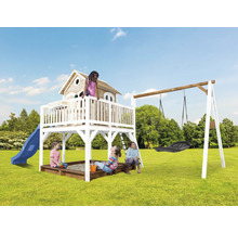 Aire de jeux avec toboggan, balançoire et bac à sable dans le jardin