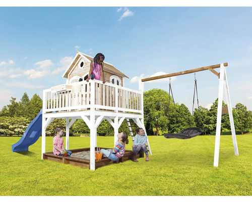 Aire de jeux avec toboggan, balançoire et bac à sable dans le jardin