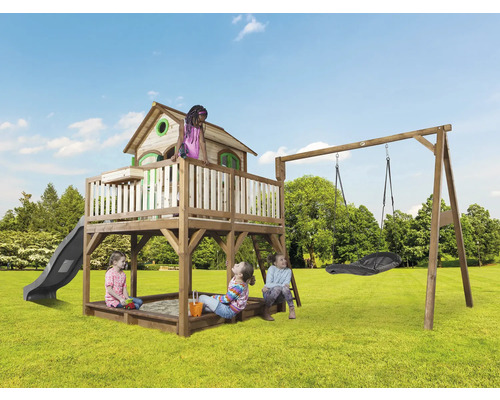 Spielplatz mit Spielhaus, Rutsche, Sandkasten und Schaukel für Kinder im Garten