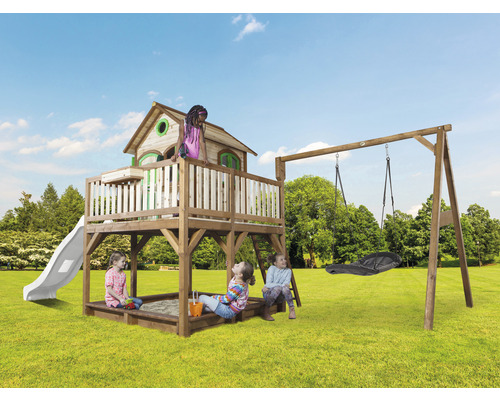 Kinderspielplatz mit Rutsche, Schaukel und Sandkasten im Garten