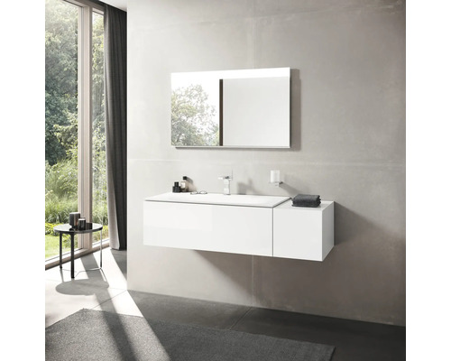 Modernes Badezimmer mit weißem Waschtisch, Spiegel und Armatur