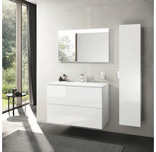 Salle de bains moderne avec meuble-lavabo, miroir et armoire haute blancs