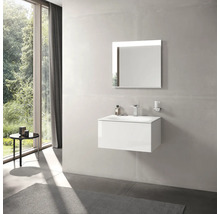 Salle de bain moderne avec lavabo, miroir et fenêtre