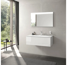 Salle de bains moderne avec meuble sous-lavabo, miroir et robinetterie devant la fenêtre