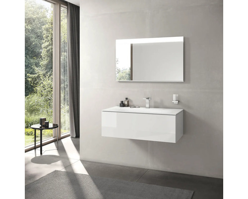 Salle de bains moderne avec meuble sous-lavabo blanc et miroir avec éclairage