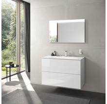 Salle de bains moderne avec meuble sous-vasque blanc, miroir et grande fenêtre