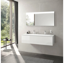Salle de bains moderne avec double vasque, miroir et fenêtre