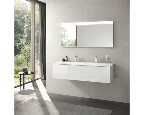 Salle de bains moderne avec double vasque, miroir et fenêtre