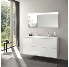 Salle de bains avec meuble-lavabo blanc, miroir et fenêtres
