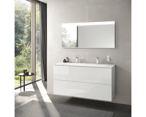 Salle de bains moderne avec meuble-lavabo blanc, miroir et grande fenêtre.