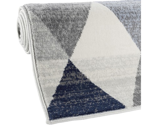 Tapis roulé avec motif géométrique triangulaire
