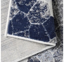 Gros plan d''un tapis avec un motif abstrait