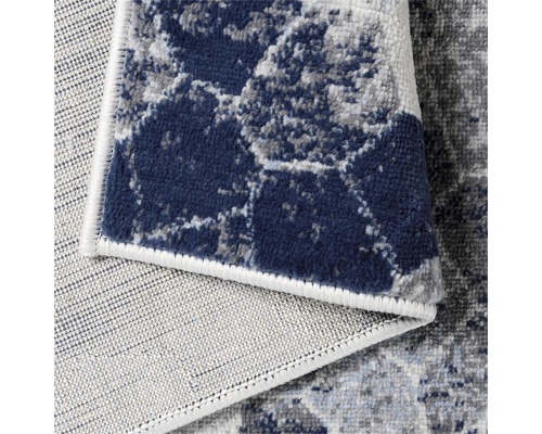 Gros plan d''un tapis avec un motif abstrait