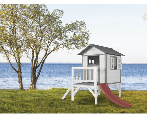 Maisonnette avec toboggan sur une pelouse