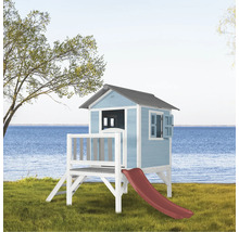 Maison de jeux en bois avec toboggan dans le jardin avec vue sur la mer