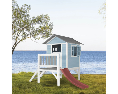 Maison de jeux en bois avec toboggan dans le jardin avec vue sur la mer