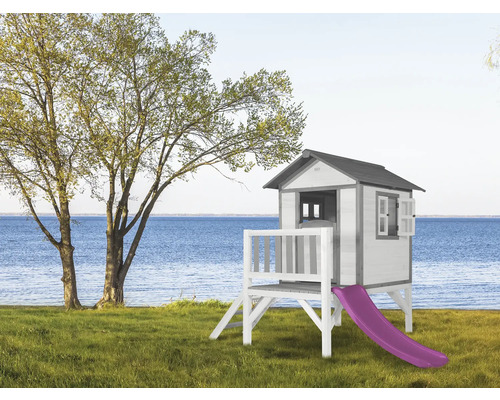 Holzspielhaus mit Rutsche im Garten