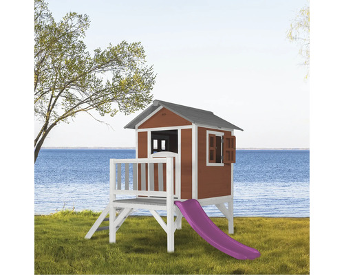 Cabane de jeux en bois avec toboggan dans le jardin